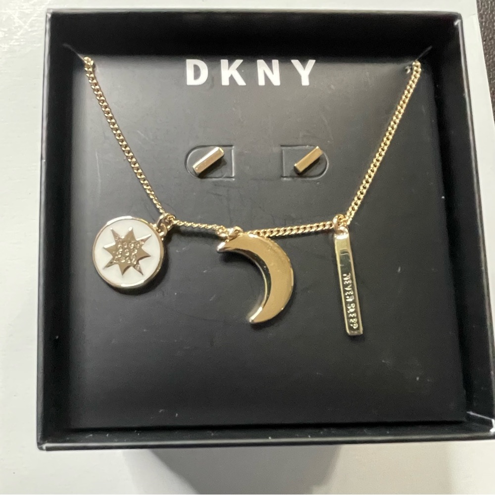DKNY earrings and necklace set with box 
JewelryboxRNC101407492022